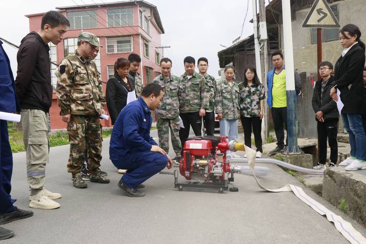 67安全生产平秋镇发放消防器材装备提升基层应急救援能力